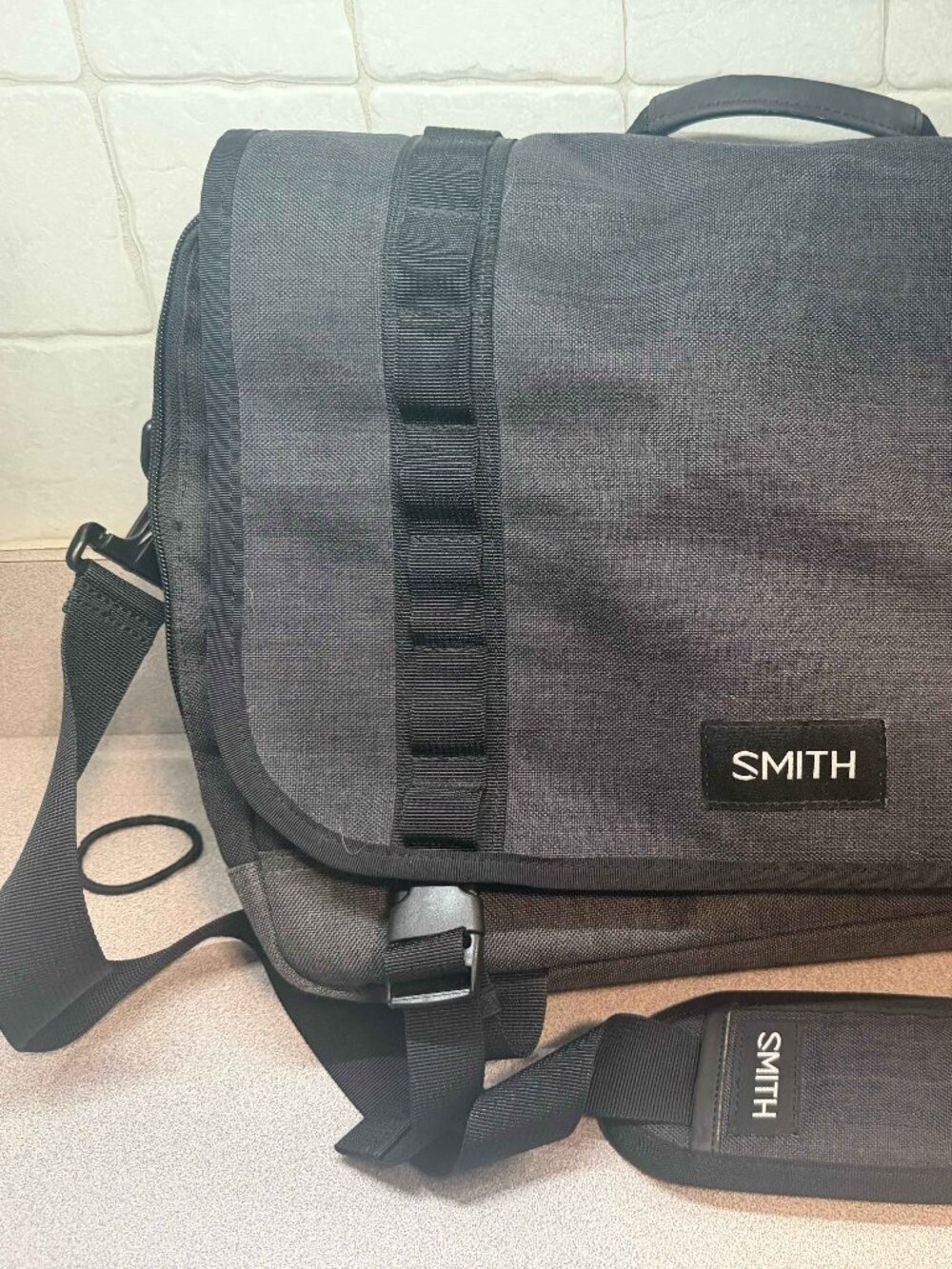 SMITH Messenger Bag / Shoulder Bag – Great Condition – Tons of Storage